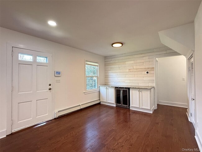 Building Photo - 18 Bayles Ave