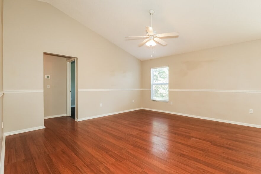 Building Photo - 656 Lakemont Dr