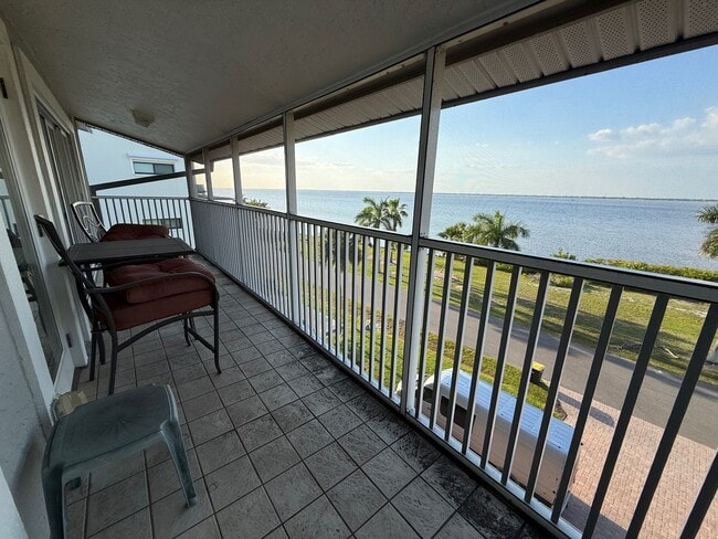 Building Photo - 1477 Park Beach Cir