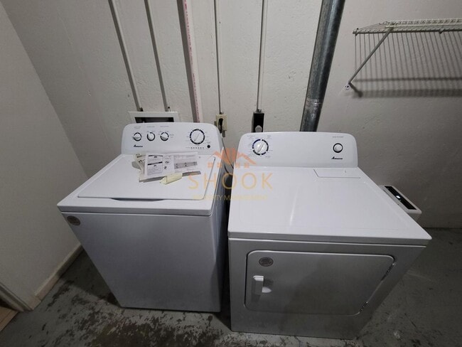 Building Photo - Large 3 BR Townhome/Condo - Available mid June