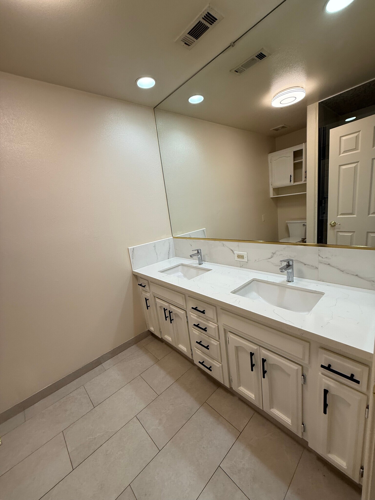 Building Photo - 1542 E Alluvial Ave