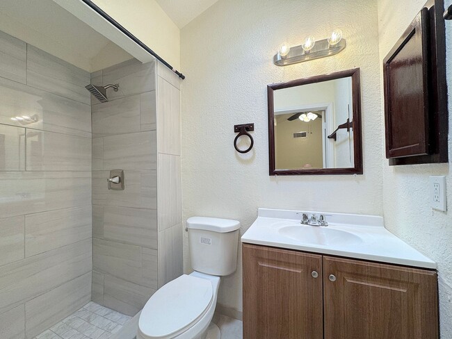 Building Photo - Refrig A/C 2bed/2bath Duplex with Bonus Room!