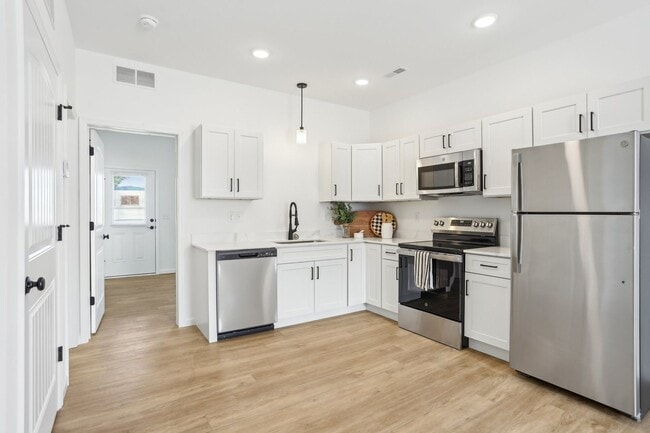 Building Photo - 1603 Parkview Dr