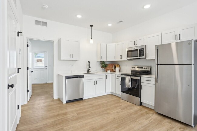 Building Photo - 1604 Parkview Dr