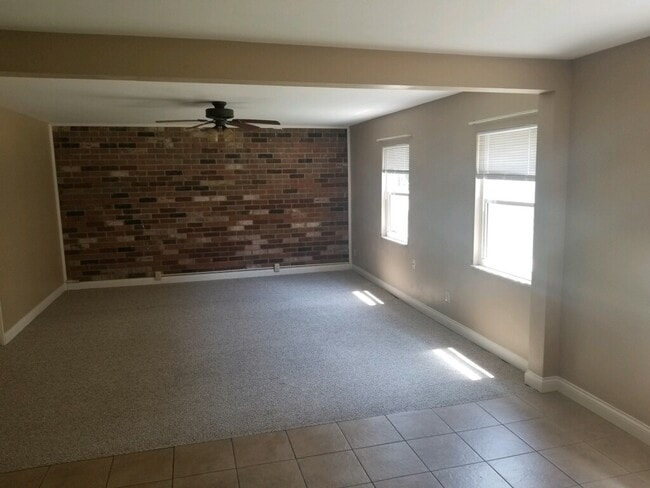 Living Room - 218 N Poplar St