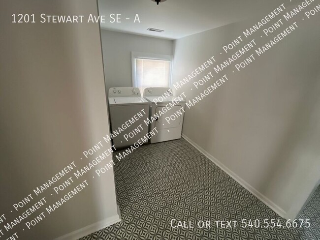 Building Photo - 2 Bedroom 1 Bath Apartment-Available Now!!