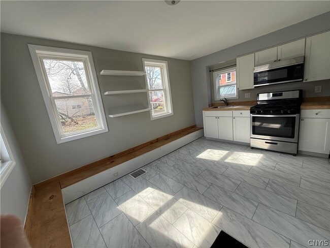 Building Photo - 250 W 2nd St