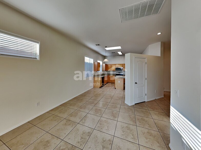 Building Photo - 350 E Calle Nacrita
