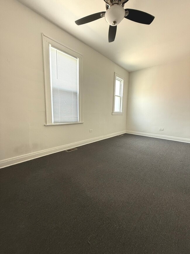 Building Photo - 9237 S Paxton Ave