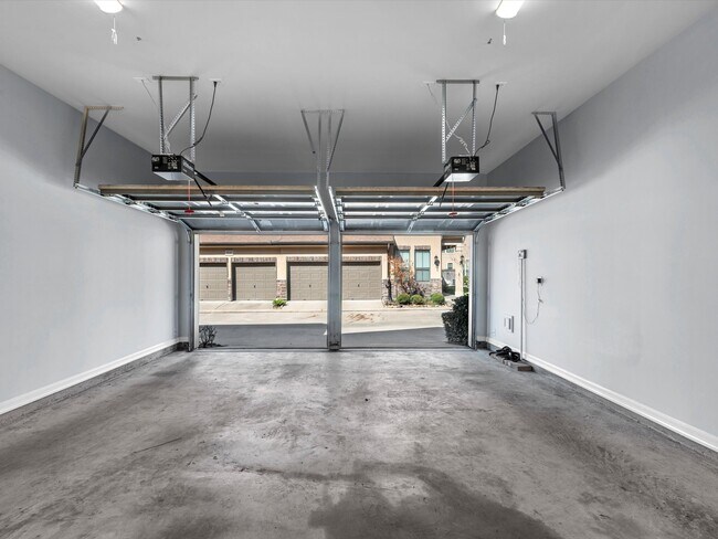 Building Photo - 11643 Royal Oaks View