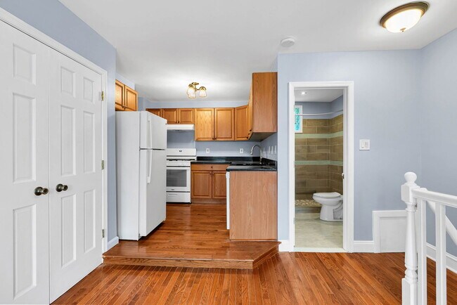 Building Photo - 537 E Girard Ave