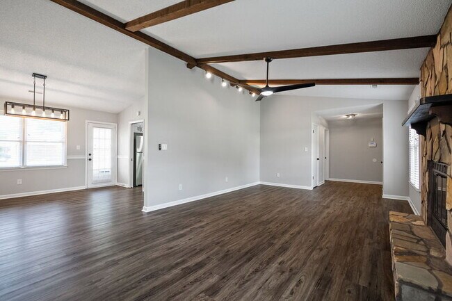 Building Photo - 1028 SE Kinsey Dr