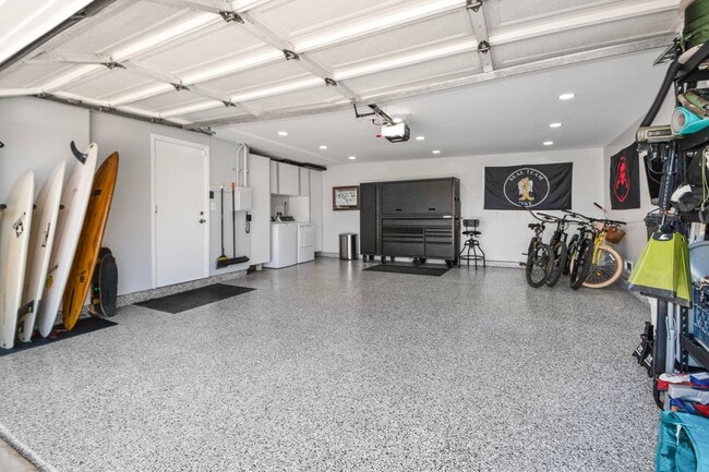 Building Photo - Long Term Unfurnished Rental available a f...