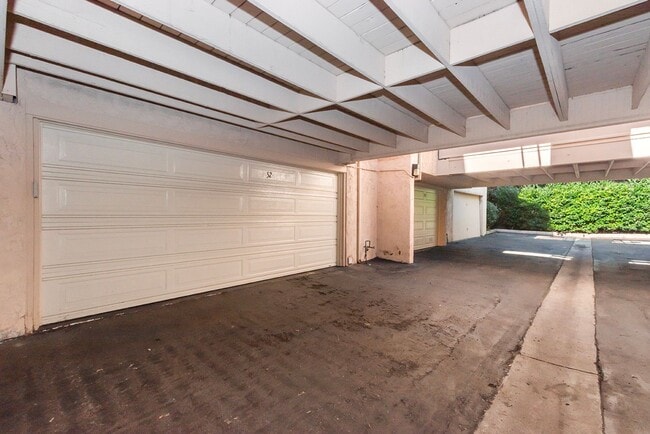 Building Photo - Light-Filled 2BR/2.5BA Townhouse with Private Patio & 2-Car Garage Near UCSD & UTC