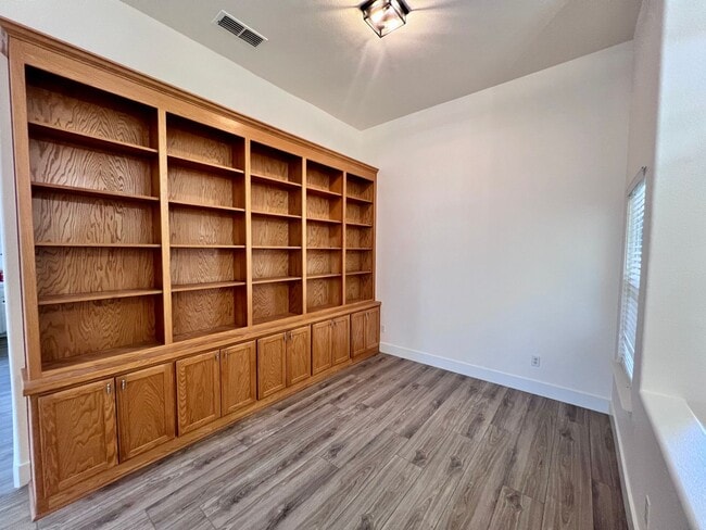 Building Photo - $2,595 Chestnut & Teague, 3 bedroom House - Fresno / Gated Community / New Paint & Floors