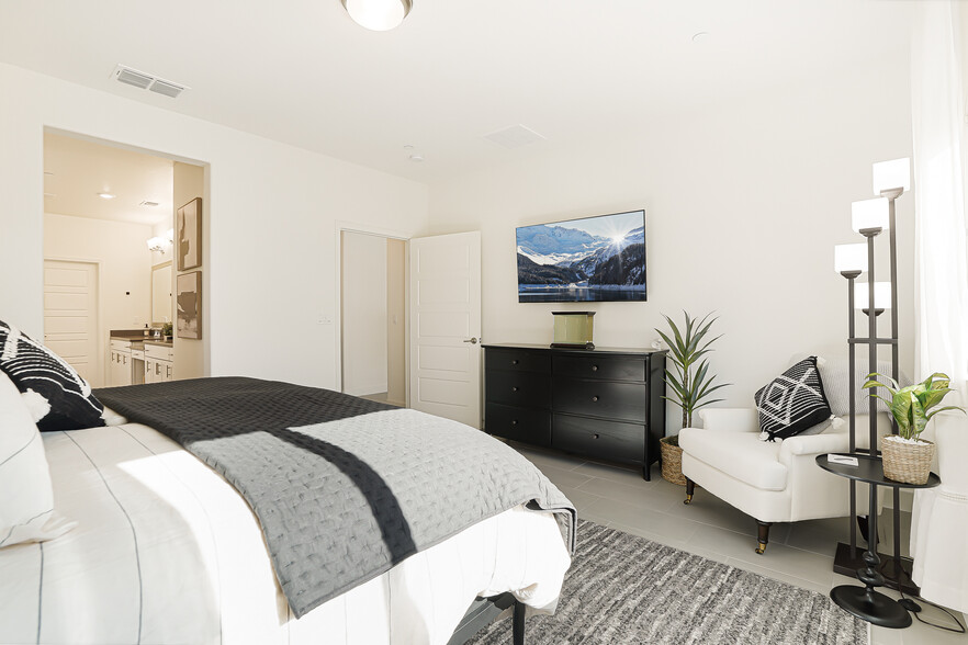 Large master bedroom (includes wall mounted TV with hidden wires behind wall). - 5919 Lakestone Dr