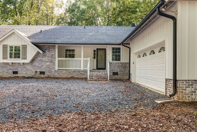 Building Photo - Private Home on Spacious Lot in Browns Sum...