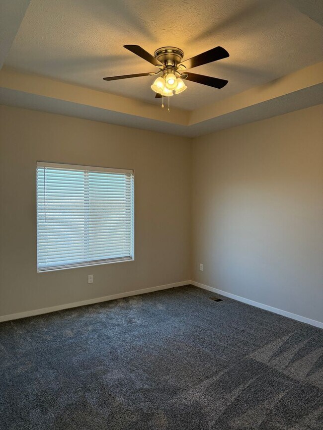 Building Photo - 3 bed/3bath ranch townhome in North Lincoln