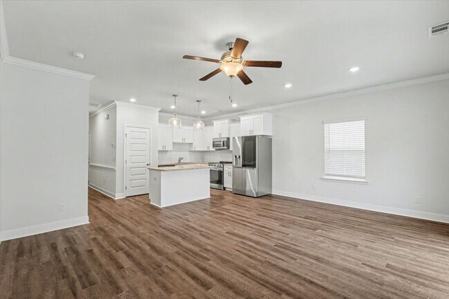 Building Photo - Like New 3 Bed, 2.5 Bath End Unit Townhome in Richmond Hill