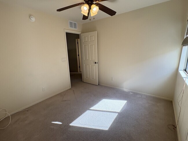 Building Photo - East side beauty 4 bedrooms