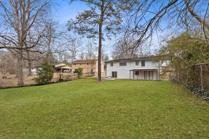 Building Photo - 2347 Greenway Dr