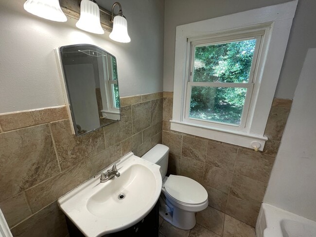 Building Photo - 825 Churchill Dr