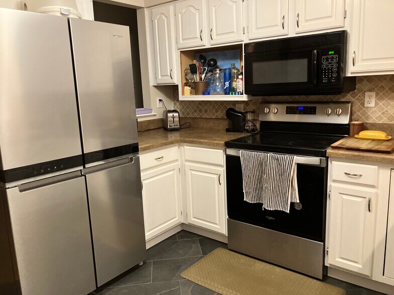 Kitchen - 25 Greenfield Manor Rd