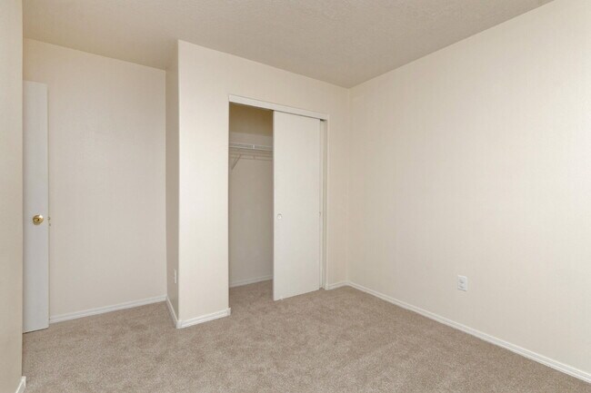 Building Photo - Comfy and Compact 3 BR Home!