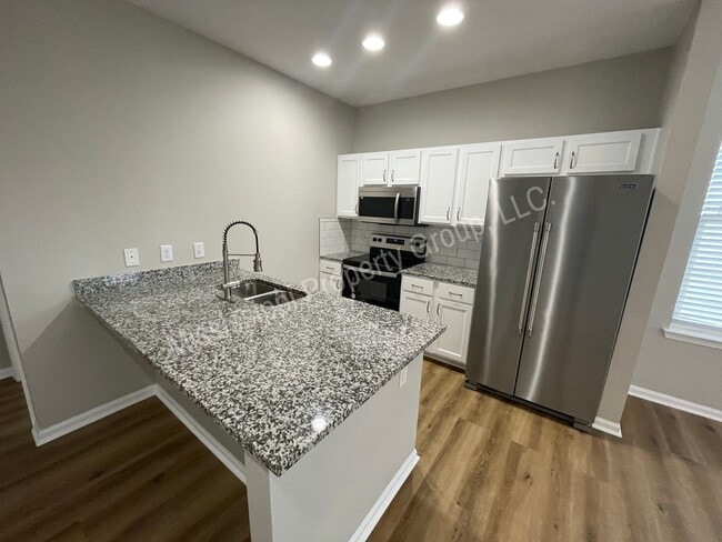 Building Photo - 3BD/3.5BA Available for Mid-August Move In