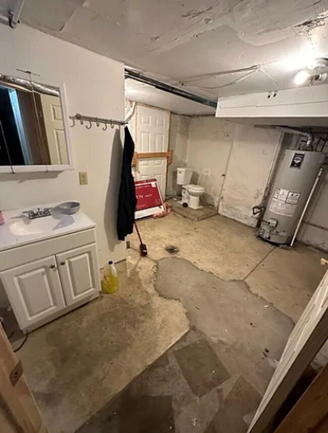 Building Photo - 5 Bedroom House Available Next to UC Campus