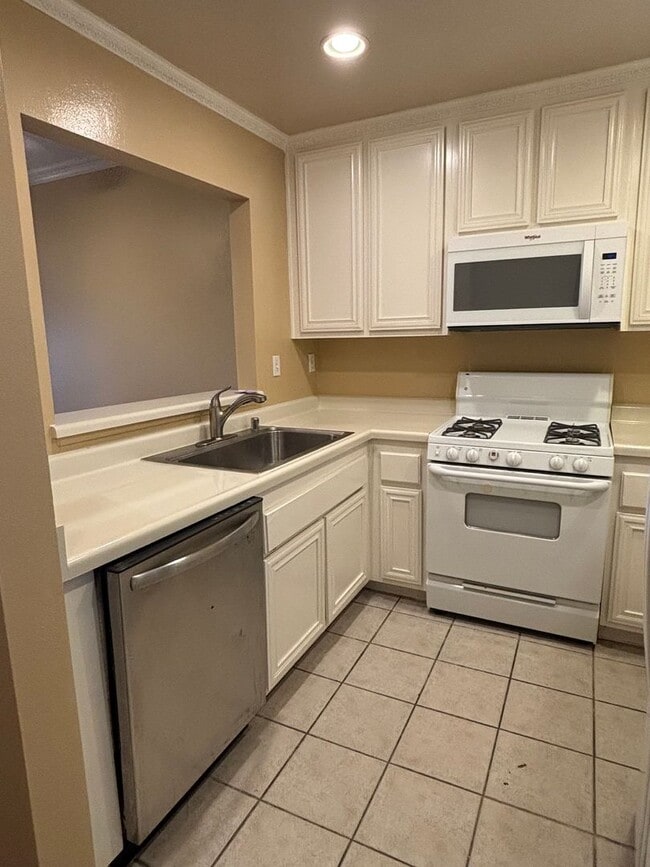 Building Photo - Beautiful 2 Bed / 2 Bath Condo for Rent in Long Beach!