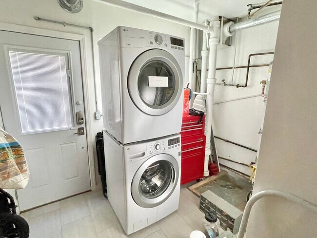 Building Photo - 1BR/1BA Remodeled Garden Unit! Charm Galor...