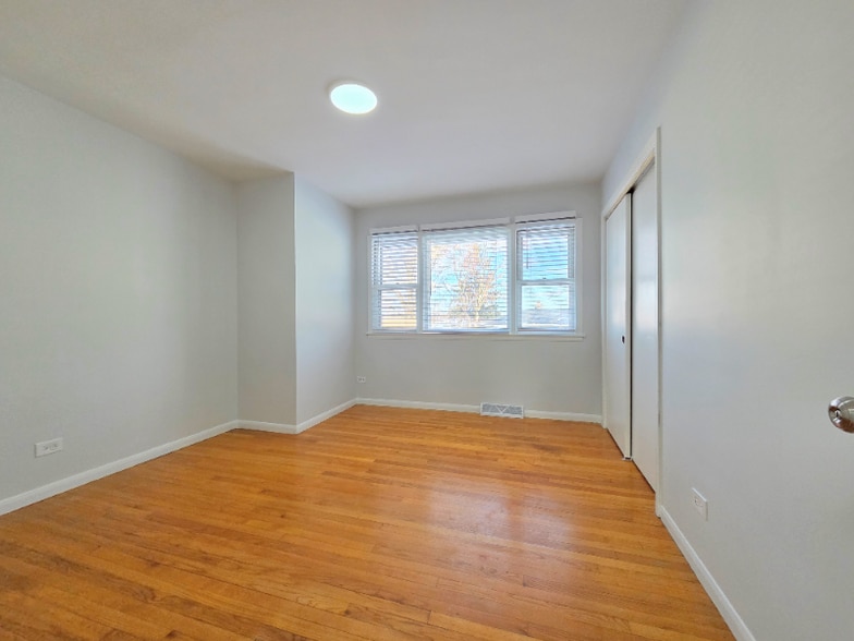 Building Photo - 29 E Lake Shore Dr