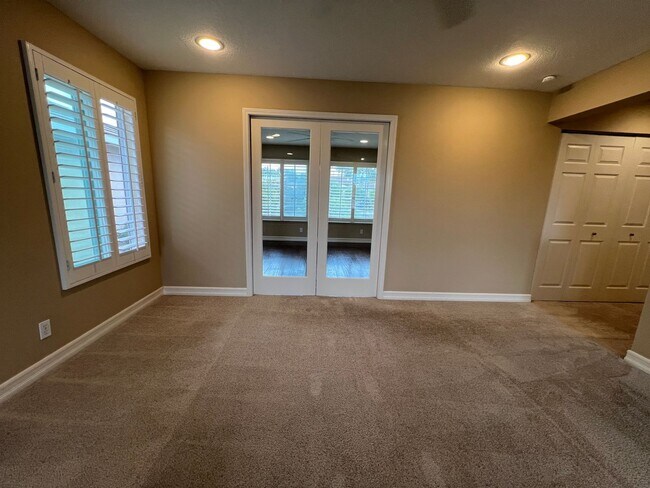 Building Photo - Tustin 3 bed 2.5 bath + office and bonus room