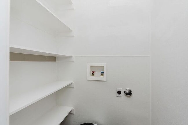 Building Photo - Elegant Updated Meridian-Kessler Home on E...