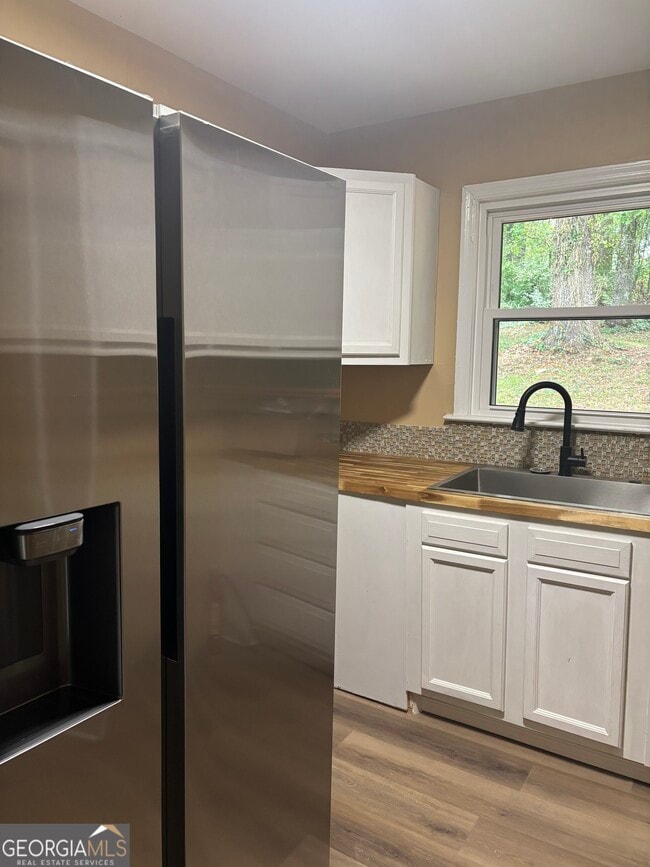 Building Photo - 4469 Meadow Dr