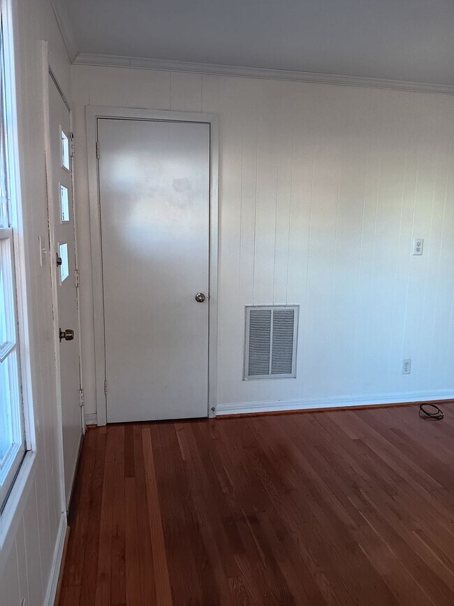 Building Photo - 3 BR Belmont Home with Fenced in Yard!