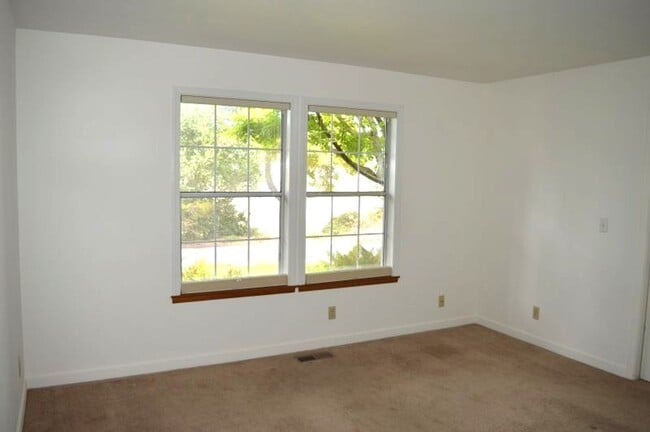 Building Photo - Charming Single-Level Condo in Mill Valley...