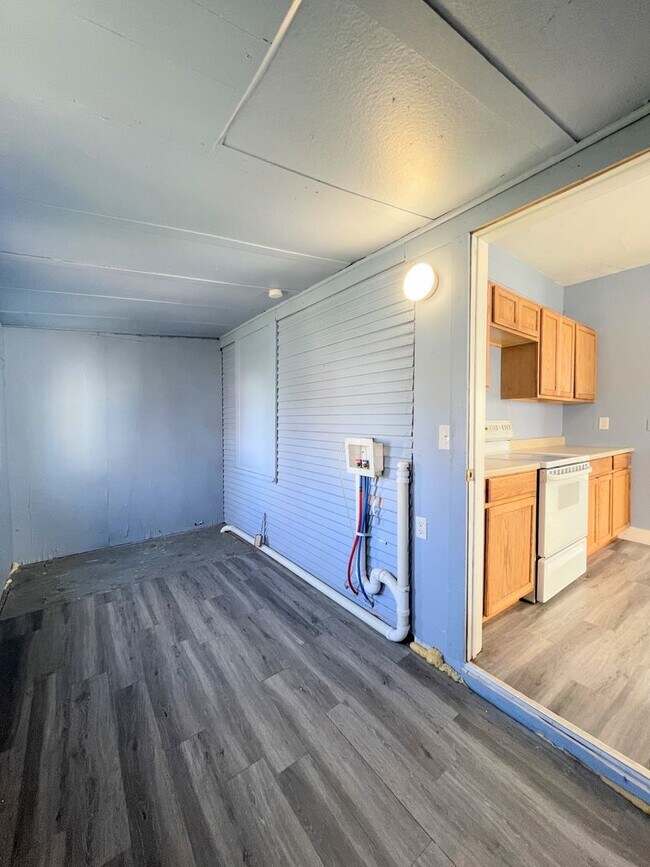 Building Photo - 2 bedroom home with garage