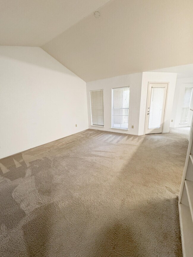 Building Photo - 977 Riverside Dr