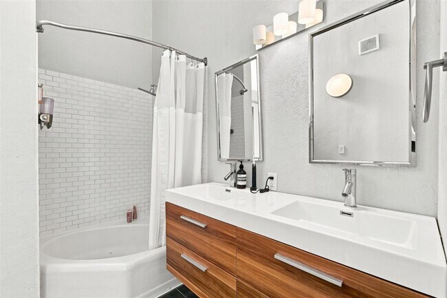 Building Photo - Remodeled Mid-Century 3-Bedroom, 2.5-Bath Home in a Highly Desirable Boise Neighborhood