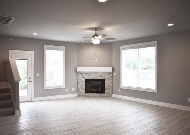 Building Photo - Upscale 4 Bedroom 3.5 Bathroom in The Heart of Fayetteville AR!!