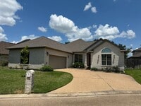 Building Photo - College Station - 3 bedroom 2 bath- 2 car garage - fenced in back yard home in Castlegate