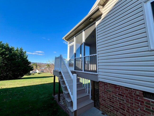 Building Photo - Large duplex with a screened in porch, gar...