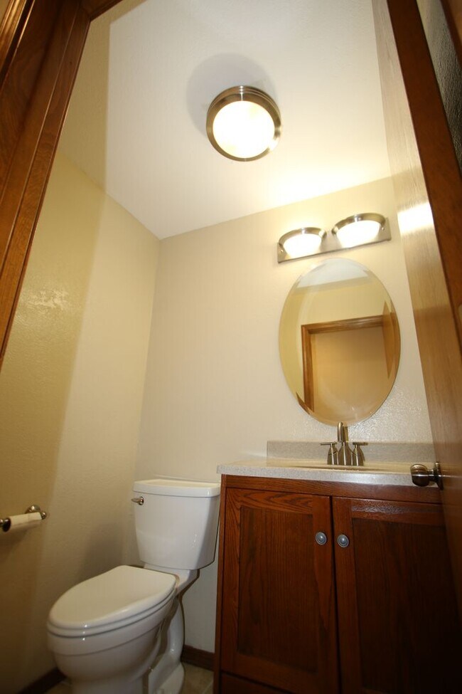 Building Photo - 4 Bedroom Eagle River Home!