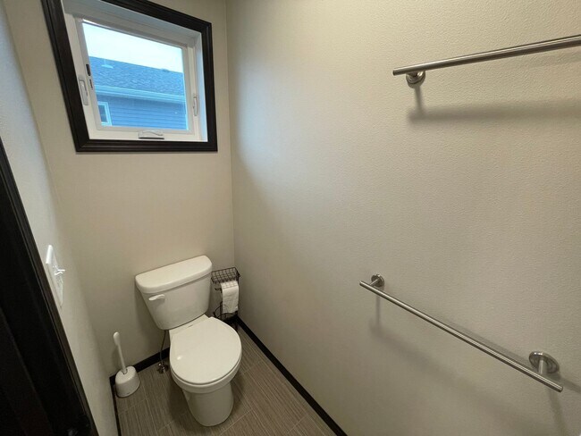 Building Photo - Spacious 4 Bed, 3 Bath Home in West Fargo