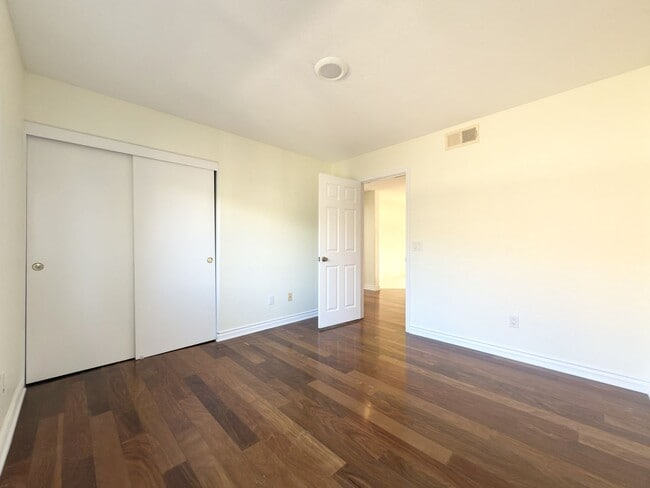 Building Photo - Spacious Home in Santa Fe Hills