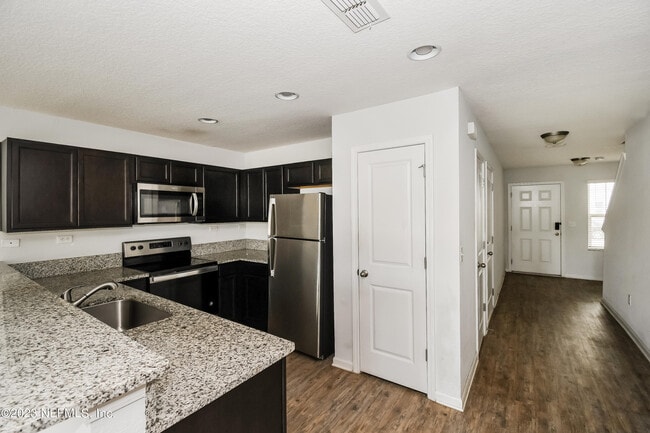 Building Photo - 570 Eiseman Wy