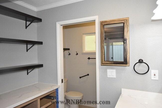 Building Photo - 415 Sutton Pl