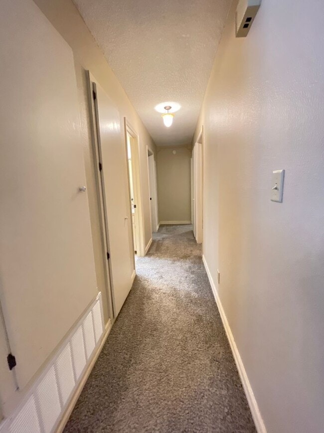 Building Photo - Charming 3-Bedroom with Fenced Yard & Cove...